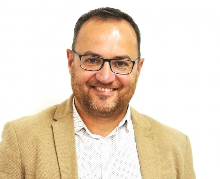 Postarile de pe retelele de socializare provoaca sentimente de invidie si credinta distorsionata despre personalitatea unui om. Psihologul, Vitalie Popescu: „Ne vand niste imagini, de fapt, artificiale, bine gandite cu un anumit scop - sa creeze impresii.”



