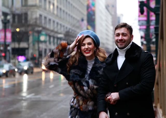 Tineri si indragostiti! Tatiana Heghea si sotul ei, Eugen Rabei – sedinta foto pe strazile din Chicago Tineri si indragostiti! Tatiana Heghea si sotul ei, Eugen Rabei – sedinta foto pe strazile din Chicago