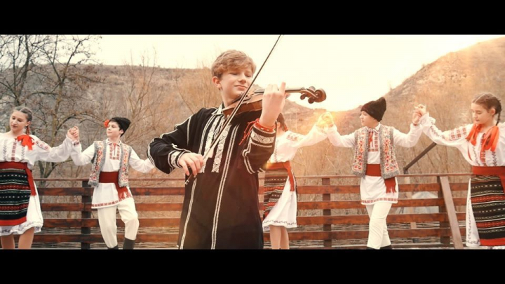 Fiul lui Vitalie Advahov, Catalin, a impresionat juriul cu talentul sau de a canta la vioara si a luat 4 DA. Publicul s-a ridicat in picioare