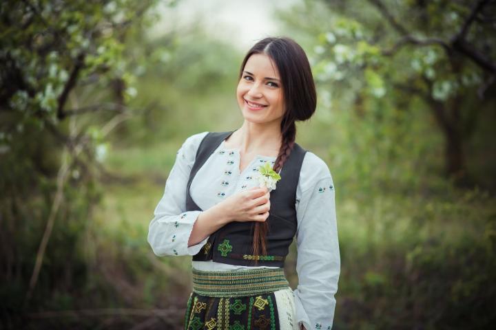 „Fata cu cobza” - un etnoroman lansat de Stela Botez. „Este o carte buna pentru vacantele de vara, pentru o deconectare de la viata agitata de zi cu zi.”