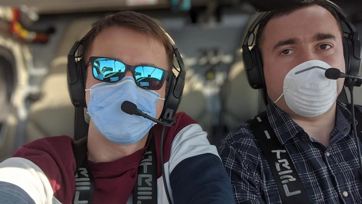 „Scuzati caligrafia, era o turbulenta de nedescris.” Cunoaste-i pe pilotii care au scris pe cer STAI ACASA! „Scuzati caligrafia, era o turbulenta de nedescris.” Cunoaste-i pe pilotii care au scris pe cer STAI ACASA!