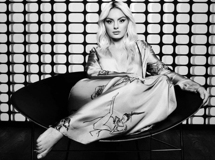 Un nou filmulet interzis minorilor - pe Instagram. Alexandra Stan - criticata dur de internauti. „Tot din greseala l-ai pus?”