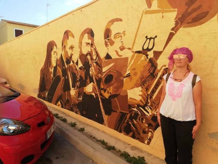 Ganduri verzi pe pereti de la o moldoveanca din Spania. „Incep a se vanzoli mamele din grupul de gimnastica: nu stiu pe ce sa apese (...) Profesoara e foarte stricta, da semnalul de start si fiecare fetita, de pe podeaua propriei case simuleaza un fel de gimnastica aproape ritmica.” Ganduri verzi pe pereti de la o moldoveanca din Spania. „Incep a se vanzoli mamele din grupul de gimnastica: nu stiu pe ce sa apese (...) Profesoara e foarte stricta, da semnalul de start si fiecare fetita, de pe podeaua propriei case simuleaza un fel de gimnastica aproape ritmica.”