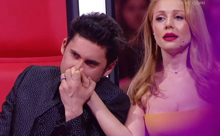 Dan Balan - la picioarele Tinei Karol atat la propriu, cat si la figurat. Cei doi au eclipsat un concurent de la Vocea Ucrainei datorita dansului pasional Dan Balan - la picioarele Tinei Karol atat la propriu, cat si la figurat. Cei doi au eclipsat un concurent de la Vocea Ucrainei datorita dansului pasional