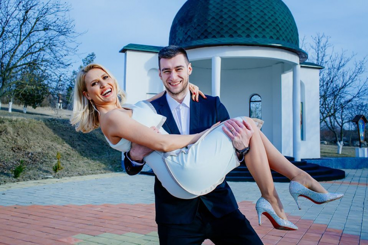 Luna de miere in carantina. Dianna Rotaru - despre viata de dupa casatorie: „Erau momente in care ne certam, nu ne intelegeam, dar forta asta de atractie intre noi doi nu a disparut niciodata.” Luna de miere in carantina. Dianna Rotaru - despre viata de dupa casatorie: „Erau momente in care ne certam, nu ne intelegeam, dar forta asta de atractie intre noi doi nu a disparut niciodata.”