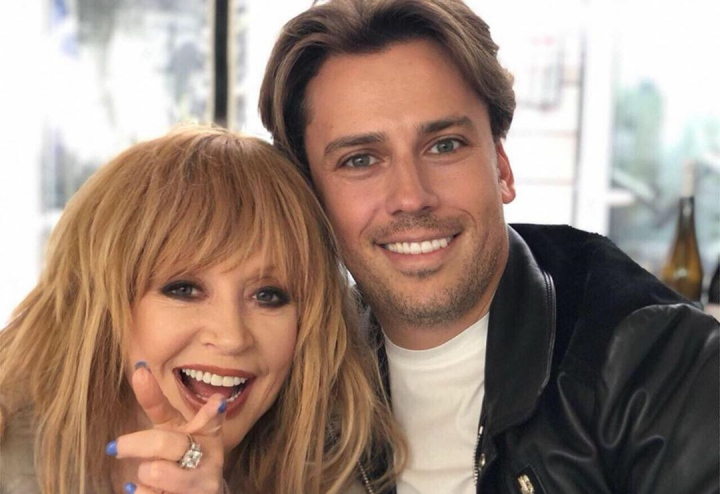 Alla Pugaciova a implinit 71 de ani. Maxim Galkin si cei doi copii ai cuplului au emotionat-o pana la lacrimi: „La multi ani, iubito!” - VIDEO Alla Pugaciova a implinit 71 de ani. Maxim Galkin si cei doi copii ai cuplului au emotionat-o pana la lacrimi: „La multi ani, iubito!” - VIDEO