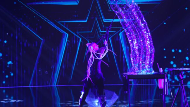 O artista de circ din Chisinau a creat o adevarata feerie pe scena de la „Romanii au talent”. Smiley: „Acesta e un alt nivel.” 