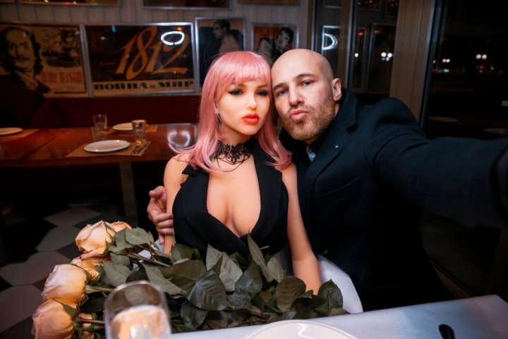 Culturistul Yuri Tolochko vrea sa creasca un copil cu iubita lui, papusa gonflabila - Margo