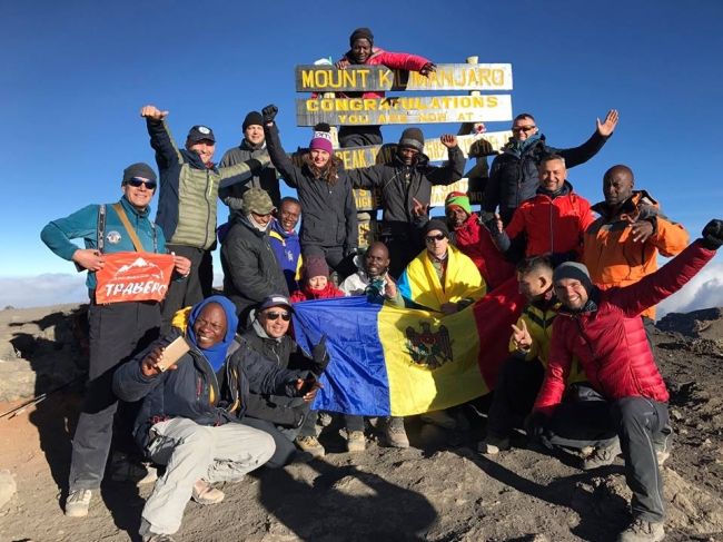 A arborat Tricolorul Moldovei pe trei dintre cei mai inalti munti de pe planeta A arborat Tricolorul Moldovei pe trei dintre cei mai inalti munti de pe planeta