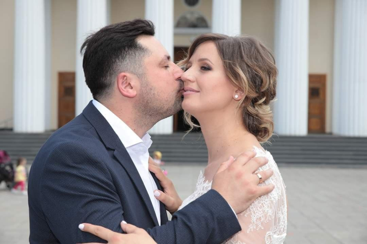 Indragostiti lulea! Soprana Violeta Grecu i-a cantat o piesa sotului sau in fata unei catedrale din Italia - VIDEO Indragostiti lulea! Soprana Violeta Grecu i-a cantat o piesa sotului sau in fata unei catedrale din Italia - VIDEO