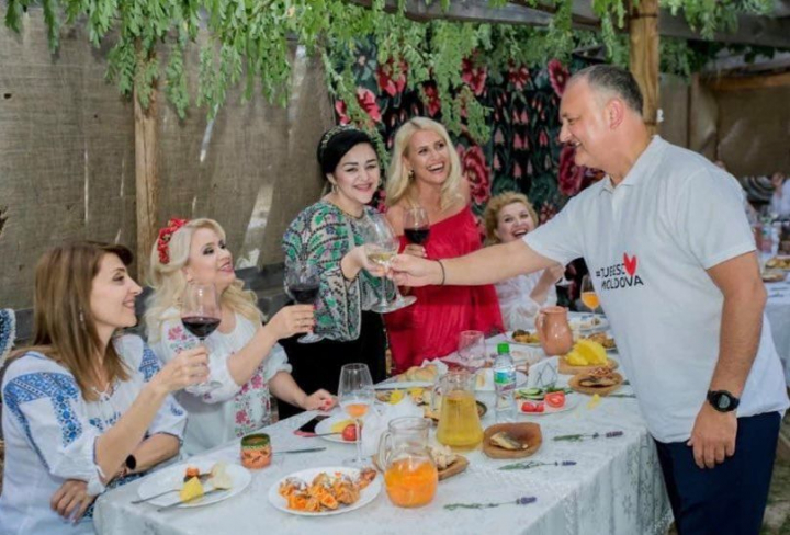 Fara autoizolare si petrecere fara restrictii! Tocmai revenit din vacanta, Presedintele Igor Dodon se distreaza alaturi de artistii din Moldova Fara autoizolare si petrecere fara restrictii! Tocmai revenit din vacanta, Presedintele Igor Dodon se distreaza alaturi de artistii din Moldova