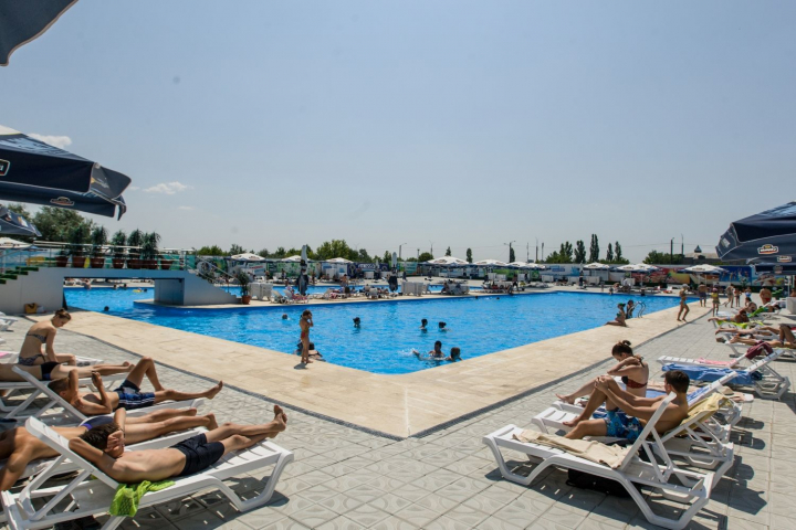 Pe sezlong, la piscina! Cum si-au petrecut moldovenii ultima zi de vara