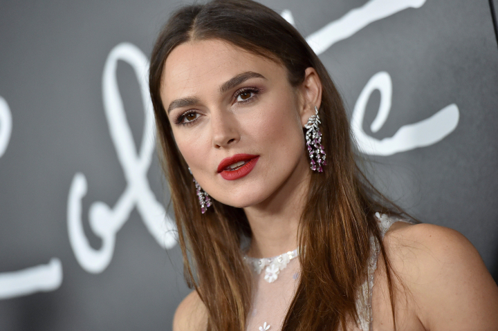 Keira Knightley - surprinsa de paparazzi in costum de baie la plaja. Cum arata starul de la Hollywood
