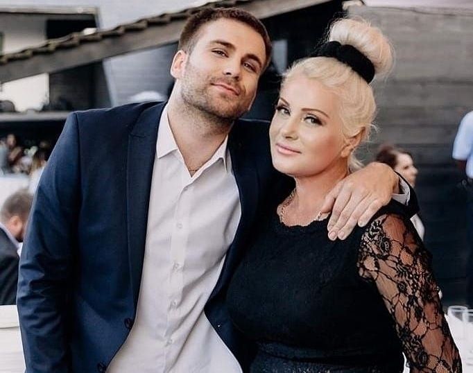 La 60 de ani, mama lui Ionel Istrati cucereste cu frumusetea sa! Ce tinuta a ales pentru concertul fiului ei La 60 de ani, mama lui Ionel Istrati cucereste cu frumusetea sa! Ce tinuta a ales pentru concertul fiului ei