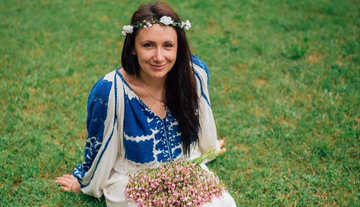 Nata Albot are doua versiuni mai mici. „Ele tot mai mari, eu tot mai mititica. Padrujtele mele...” Nata Albot are doua versiuni mai mici. „Ele tot mai mari, eu tot mai mititica. Padrujtele mele...”