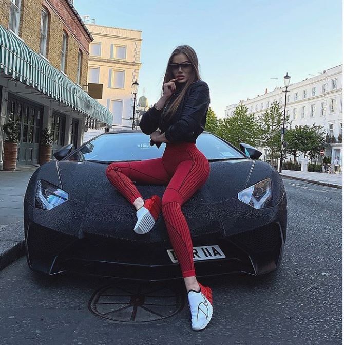 Se plimba pe strazile Londrei cu masini de lux acoperite cu milioane de cristale Swarovski. Moldoveanca Daria Radionova este noua iubita a lui Alex Bodi