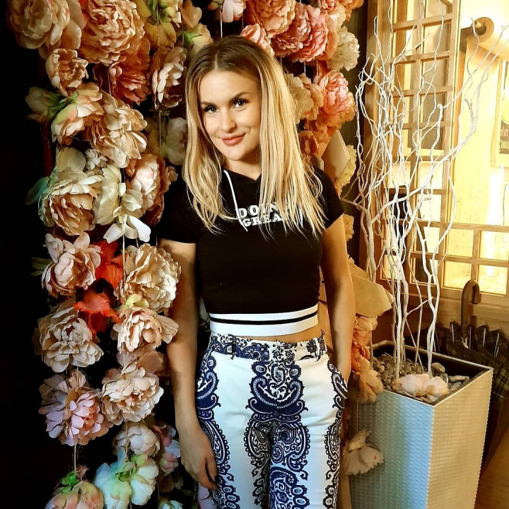 A stat in rand 5 ore la Frankfurt, dupa care s-a mobilizat cu prietenii si au plecat la vot la Strasbourg. Hairstylista Doinela Cecan: „M-am simtit atat de mandra de poporul meu, ca niciodata in viata probabil.”