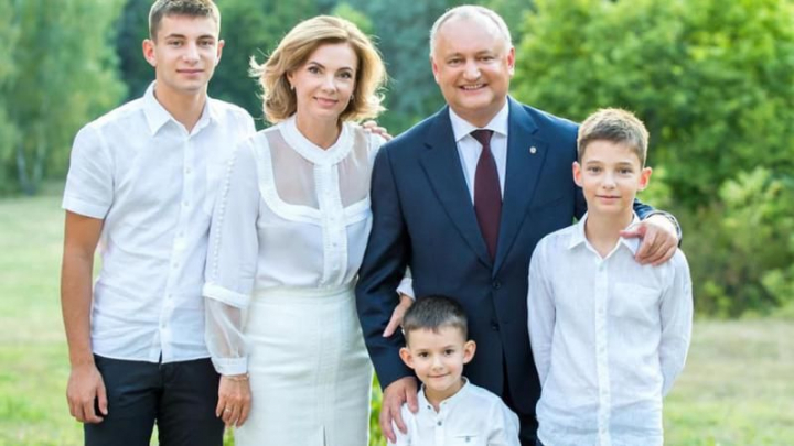 „Astazi feciorul meu Vlad implineste 18 ani – varsta majoratului, a tineretii si a barbatiei.” Igor Dodon si-a suprins baiatul mai mare cu tort si lumanari „Astazi feciorul meu Vlad implineste 18 ani – varsta majoratului, a tineretii si a barbatiei.” Igor Dodon si-a suprins baiatul mai mare cu tort si lumanari