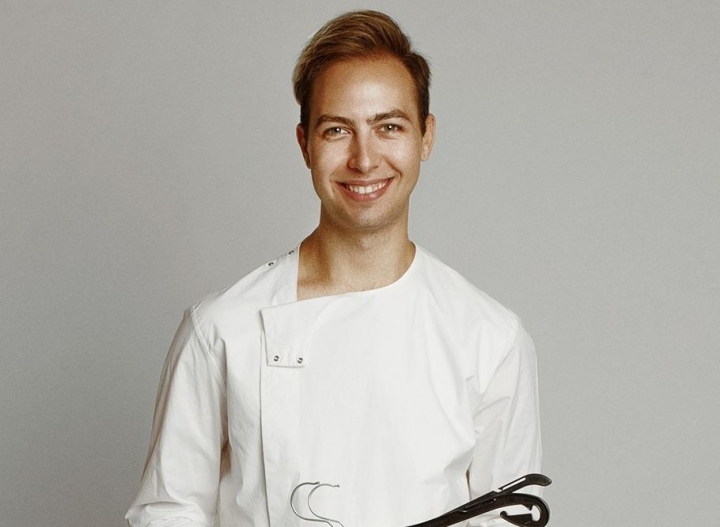 Brosa- accesoriul purtat si de barbati. Stilistul Nathaniel Kowalsky: „Arata nobletea persoanei care o poarta.” Brosa- accesoriul purtat si de barbati. Stilistul Nathaniel Kowalsky: „Arata nobletea persoanei care o poarta.”