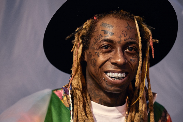 Lil Wayne, pus sub acuzare pentru posesia unei arme. Rapperul risca 10 ani de inchisoare Lil Wayne, pus sub acuzare pentru posesia unei arme. Rapperul risca 10 ani de inchisoare
