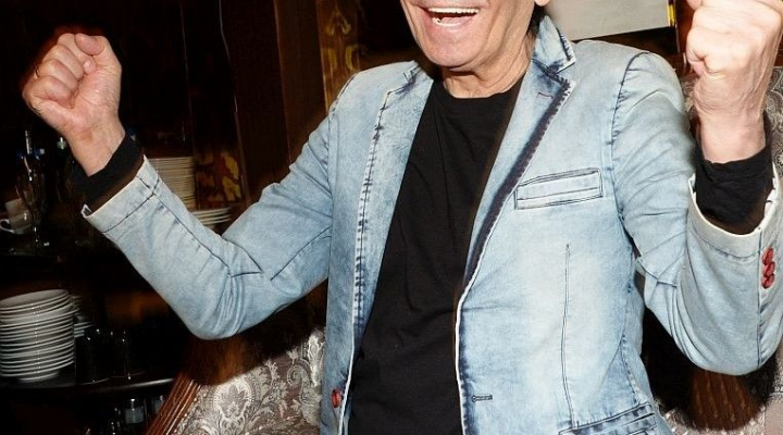 „Nu stiam ca la 73 de ani poti iubi mai tare decat la 17.” Un cunoscut artist din Rusia si tanara sa iubita asteapta un copil