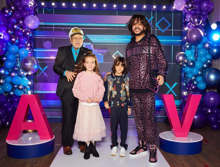 Fiica lui Filip Kirkorov a implinit 9 ani si a avut o petrecere de milioane. Vezi cu cat fast a sarbatorit Alla-Victoria - VIDEO
Fiica lui Filip Kirkorov a implinit 9 ani si a avut o petrecere de milioane. Vezi cu cat fast a sarbatorit Alla-Victoria - VIDEO