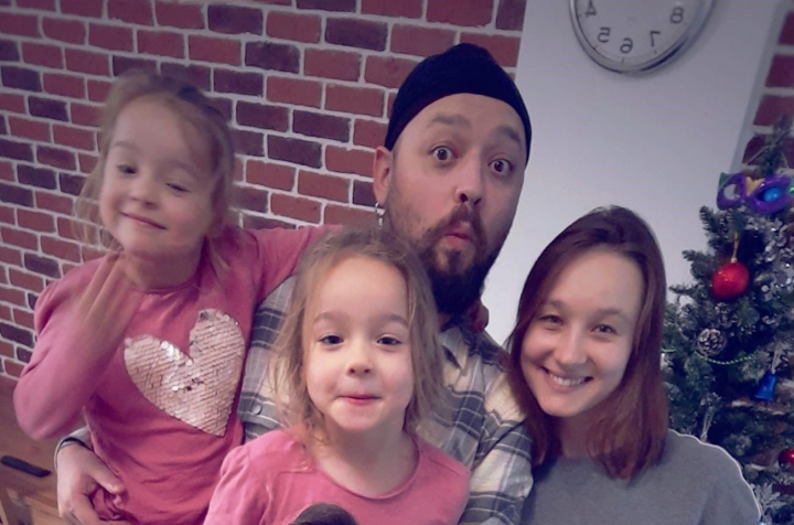 Acasa la Guz. Cat de adorabile sunt gemenele artistului! „PimPamPo la Bucuresti!” Acasa la Guz. Cat de adorabile sunt gemenele artistului! „PimPamPo la Bucuresti!”