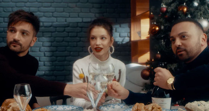 Colete si vedete. Cleopatra Stratan, Catalin Advahov si Sergiu Voloc - eroi in noul videoclip Akord Colete si vedete. Cleopatra Stratan, Catalin Advahov si Sergiu Voloc - eroi in noul videoclip Akord