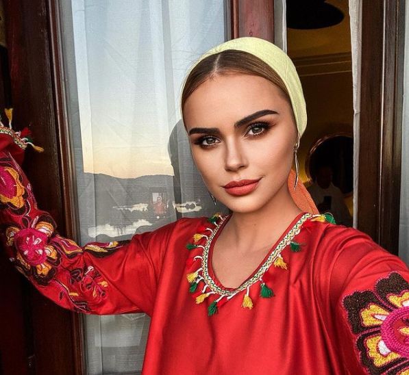 Xenia Deli a mai facut o schimbare de look. „Nici eu nu mai am 18. Imbatranesc” Xenia Deli a mai facut o schimbare de look. „Nici eu nu mai am 18. Imbatranesc”