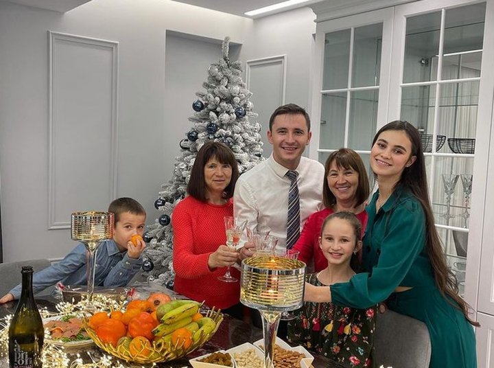 Emilian Cretu s-a mutat la casa noua! Cum arata penthouse-ul artistului cu terasa imensa si multe dormitoare Emilian Cretu s-a mutat la casa noua! Cum arata penthouse-ul artistului cu terasa imensa si multe dormitoare