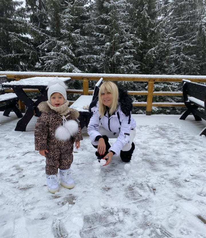 Elena Udrea, poza rara alaturi de iubit si fiica lor, Eva Maria. Cei trei au petrecut Craciunul la munte Elena Udrea, poza rara alaturi de iubit si fiica lor, Eva Maria. Cei trei au petrecut Craciunul la munte