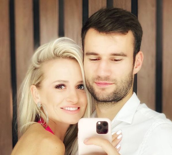 I-a sarutat burtica! Ipostaza adorabila in care Anisoara Loghin si Radu Ginsari au petrecut Revelionul I-a sarutat burtica! Ipostaza adorabila in care Anisoara Loghin si Radu Ginsari au petrecut Revelionul