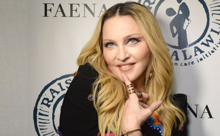 Madonna, diva si cand calatoreste cu autobuzul in Africa. Ce a facut artista in Malawi
Madonna, diva si cand calatoreste cu autobuzul in Africa. Ce a facut artista in Malawi