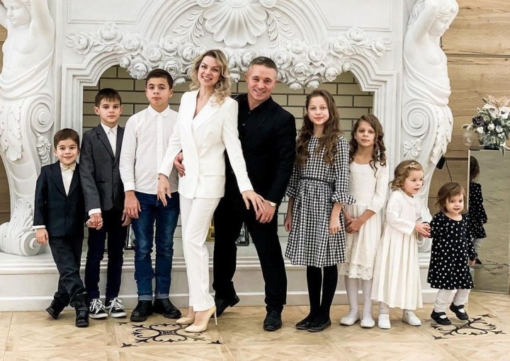 Mama a sapte copii - look de milioane. Cum a pozat Marina Carnat impreuna cu toata familia  