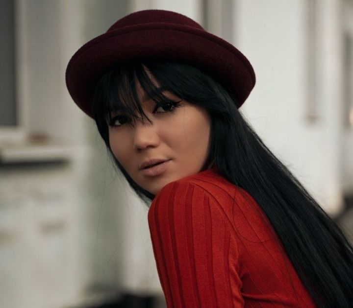 A transformat o simpla idee intr-un accesoriu frumos si elegant. Mihaela Postica, mesterita caciulilor handmade: „Totul a inceput de la dragostea mea fata de bijuterii” A transformat o simpla idee intr-un accesoriu frumos si elegant. Mihaela Postica, mesterita caciulilor handmade: „Totul a inceput de la dragostea mea fata de bijuterii”