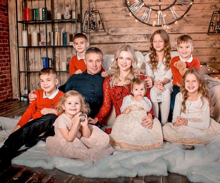 Prenumele copiilor Marinei si ai lui Teodor Carnat incep cu ”M” si ”T”. Vezi cum ii cheama pe cei mici: "In familie numeroasa, “al meu” este “al nostru”"