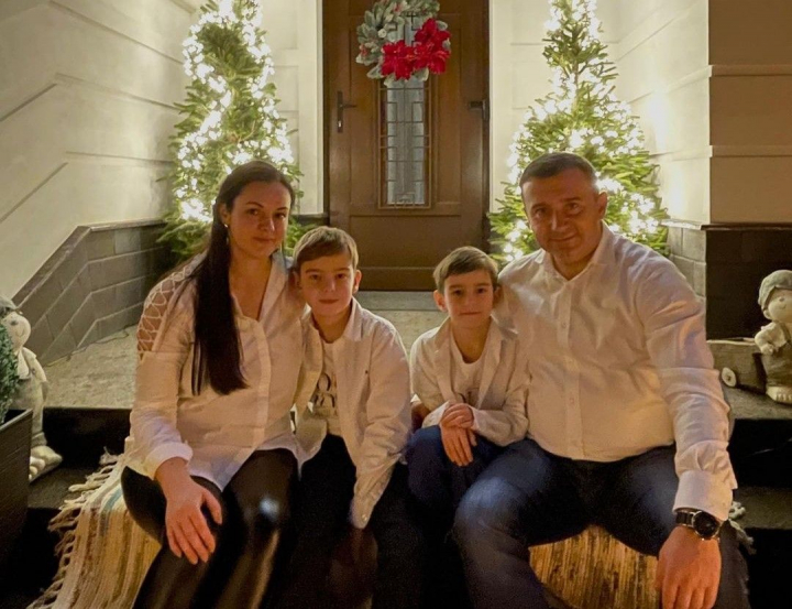 Pe urmele tatalui. Cei doi baieti ai intrumentistului Vasile Advahov: „Vrem sa cantam mai bine decat tata". Acasa la muzician. Care sunt traditiile din familia lor Pe urmele tatalui. Cei doi baieti ai intrumentistului Vasile Advahov: „Vrem sa cantam mai bine decat tata". Acasa la muzician. Care sunt traditiile din familia lor