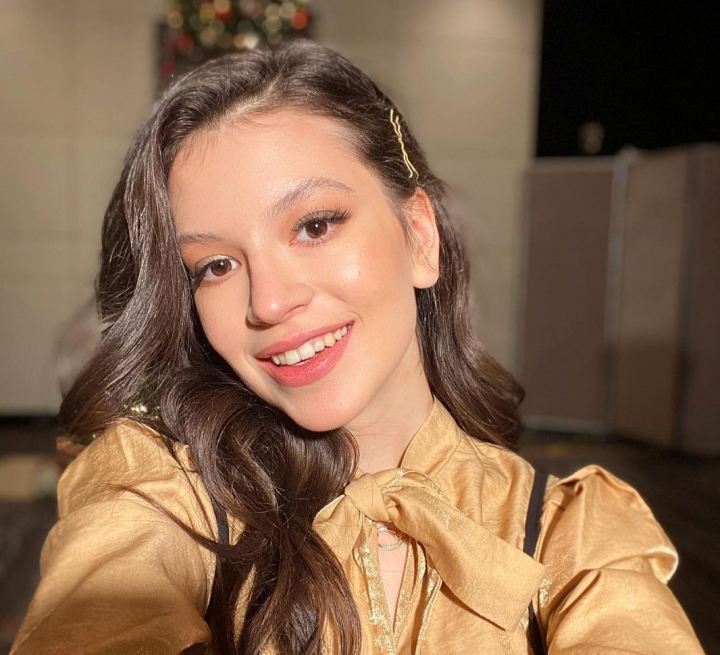 Mai bine cu sau fara? Cleopatra Stratan si-a facut o schimbare de look la inceput de an! „Nu regret deloc” Mai bine cu sau fara? Cleopatra Stratan si-a facut o schimbare de look la inceput de an! „Nu regret deloc”