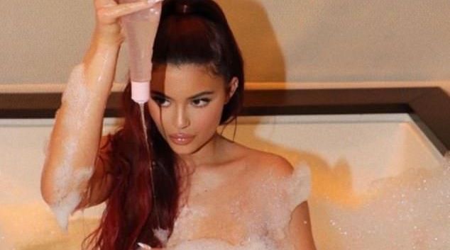 Kylie Jenner, imaginile de la dus cu care si-a scandalizat fanii Kylie Jenner, imaginile de la dus cu care si-a scandalizat fanii