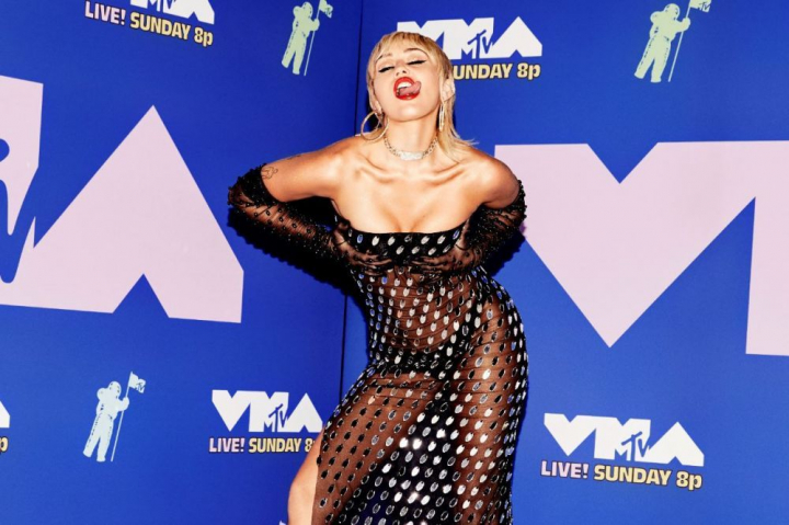 Miley Cyrus dezvaluie de ce prefera femeile in pat, in detrimentul barbatilor Miley Cyrus dezvaluie de ce prefera femeile in pat, in detrimentul barbatilor