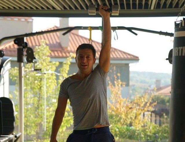 „43 - in pasaport, 30 - in suflet” De ziua sa de nastere, Vladimir Zelenski a publicat o fotografie in care isi etaleaza muschii perfect reliefati „43 - in pasaport, 30 - in suflet” De ziua sa de nastere, Vladimir Zelenski a publicat o fotografie in care isi etaleaza muschii perfect reliefati