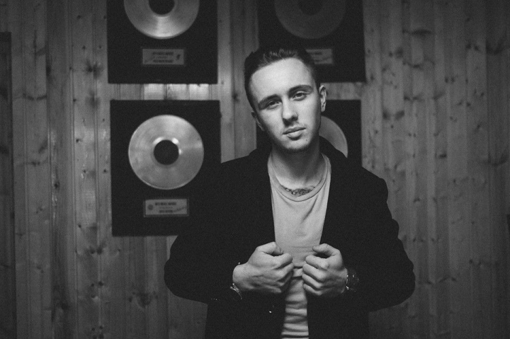 Roman Burlaca are o pasiune noua. Regizorul tinteste perfect cu pistolul in mana Roman Burlaca are o pasiune noua. Regizorul tinteste perfect cu pistolul in mana