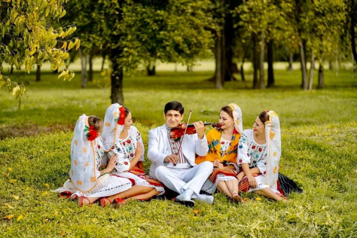 Cat de frumoasa este iubita lui Corneliu Botgros. Instrumentistul a venit la aniversarea tatalui sau, insotit de „viitoarea nora" a maestrului 