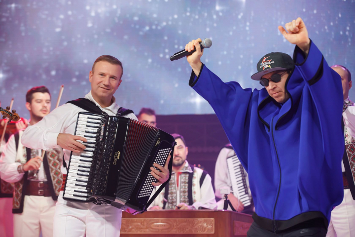 „Surorile, fratii si Zdubii” - intr-o colaborare foc! Cum suna „Miorita”, combinatia dintre rock si folclor, interpretata de Zdob si Zdub, Orchestra Fratilor Advahov si Surorile Osoianu