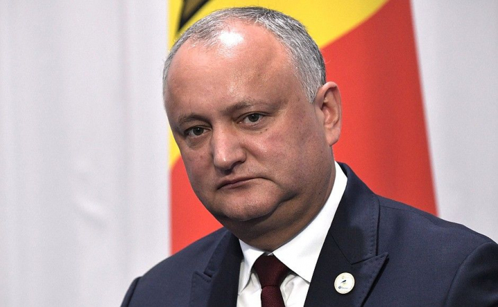 Igor Dodon s-a apucat de curatat zapada din curtea sa: "Gimnastica de dimineata" - VIDEO