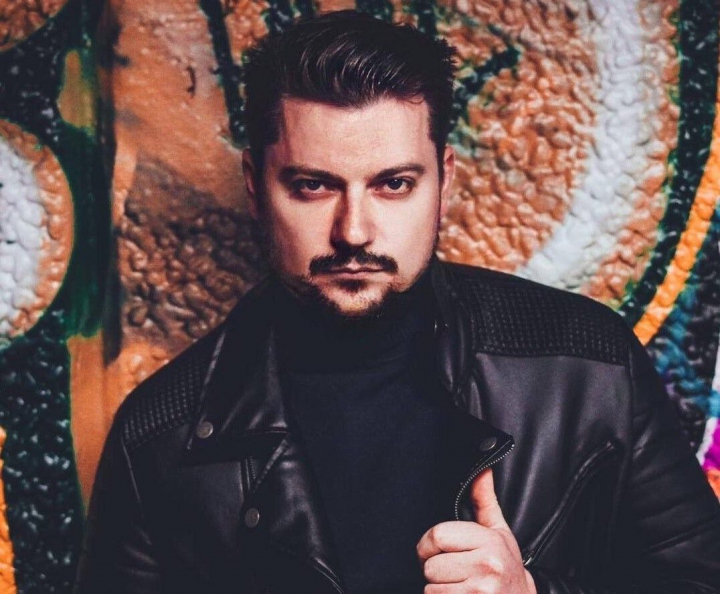 Alexandru Manciu - student in Marea Britanie! Dupa ce a emigrat cu familia, interpretul isi doreste schimbari: „Cantatul cu vocea nu mai este cariera mea de baza” Alexandru Manciu - student in Marea Britanie! Dupa ce a emigrat cu familia, interpretul isi doreste schimbari: „Cantatul cu vocea nu mai este cariera mea de baza”