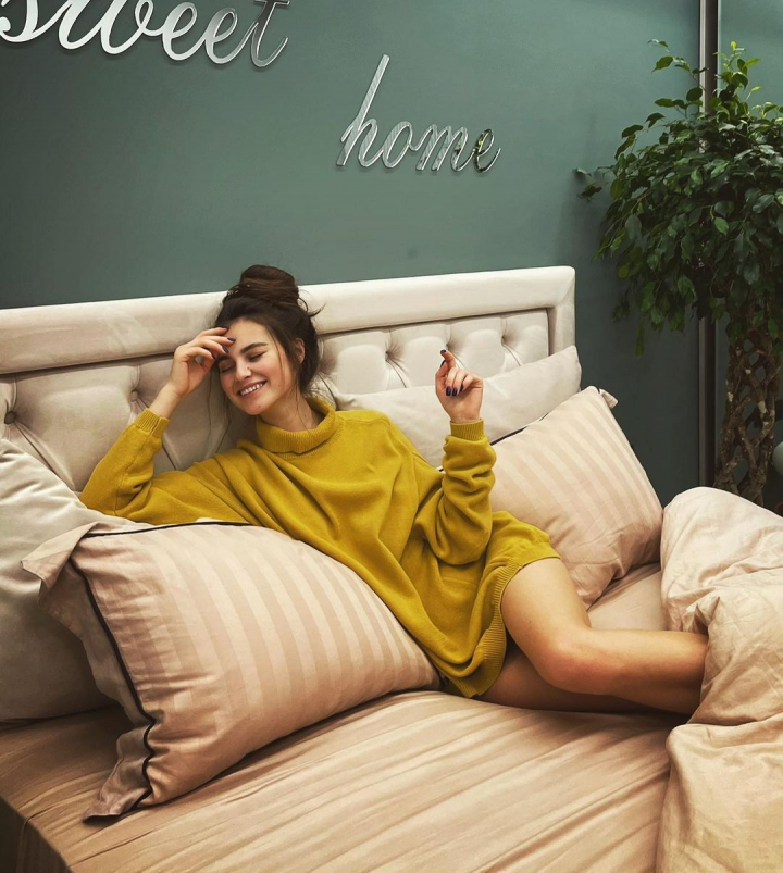 „Regina inghetata!” Nina Cretu, in rochie alba si cu lalele mov, intr-un peisaj magnific de iarna „Regina inghetata!” Nina Cretu, in rochie alba si cu lalele mov, intr-un peisaj magnific de iarna