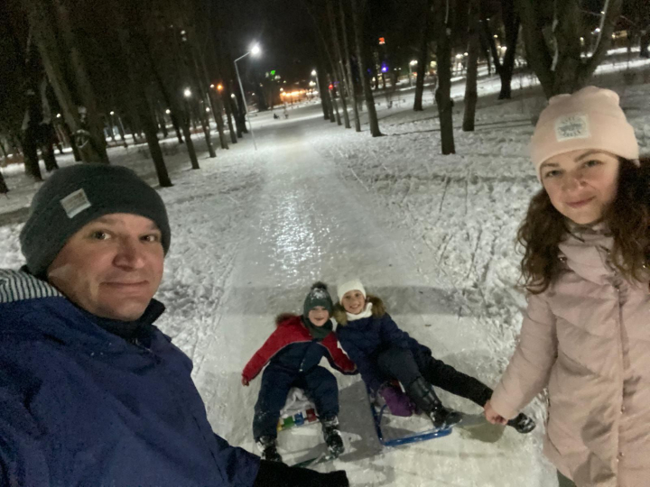 Cu o groaza de probleme in capitala, primarul gaseste timp de sanius: "Bucuria picilor"