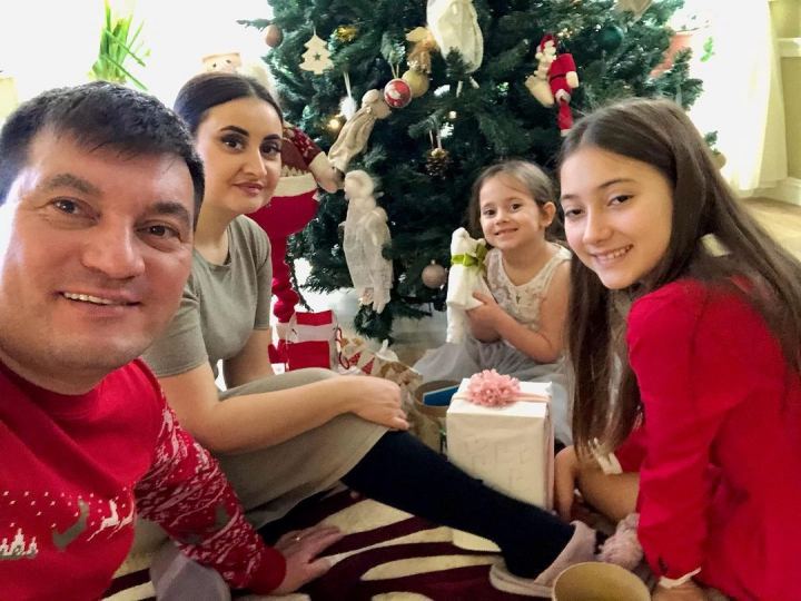 Costi Burlacu si fiica lui, Ioana - goi in zapada, la temperaturi cu minus. „Cine-si mai caleste copiii astfel?” Costi Burlacu si fiica lui, Ioana - goi in zapada, la temperaturi cu minus. „Cine-si mai caleste copiii astfel?”