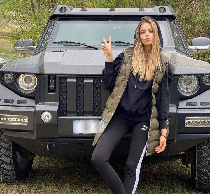 Anastasia Fotachi isi vinde masina. Cat costa bolidul frumoasei blondine? „Starea este ideala”